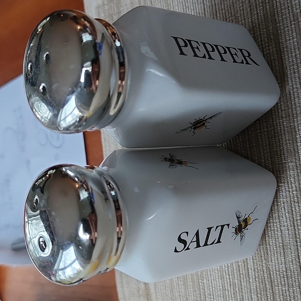 BEE..salr and pepper shaker